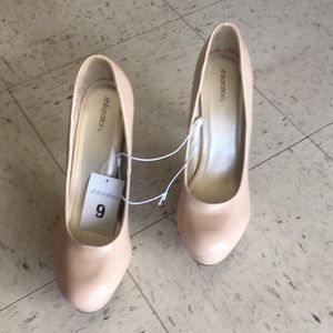 NWT 5” Nude Platform Xhilaration Heels